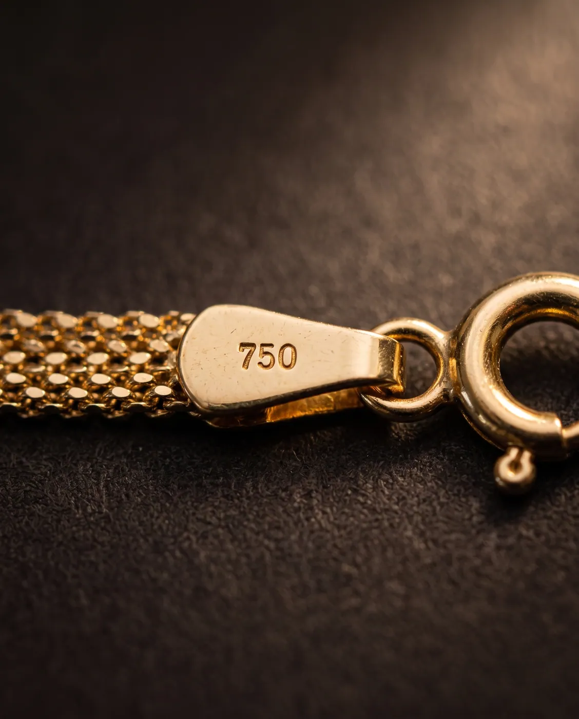 Broche de oro con el sello 750
